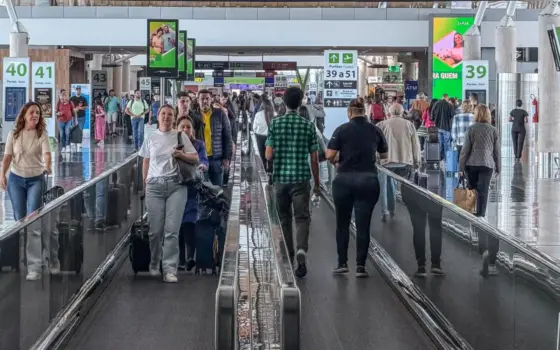Pessoa trabalhando em uma atividade de serviços, em imagem de apoio para a notícia sobre o desempenho do setor em junho de 2026