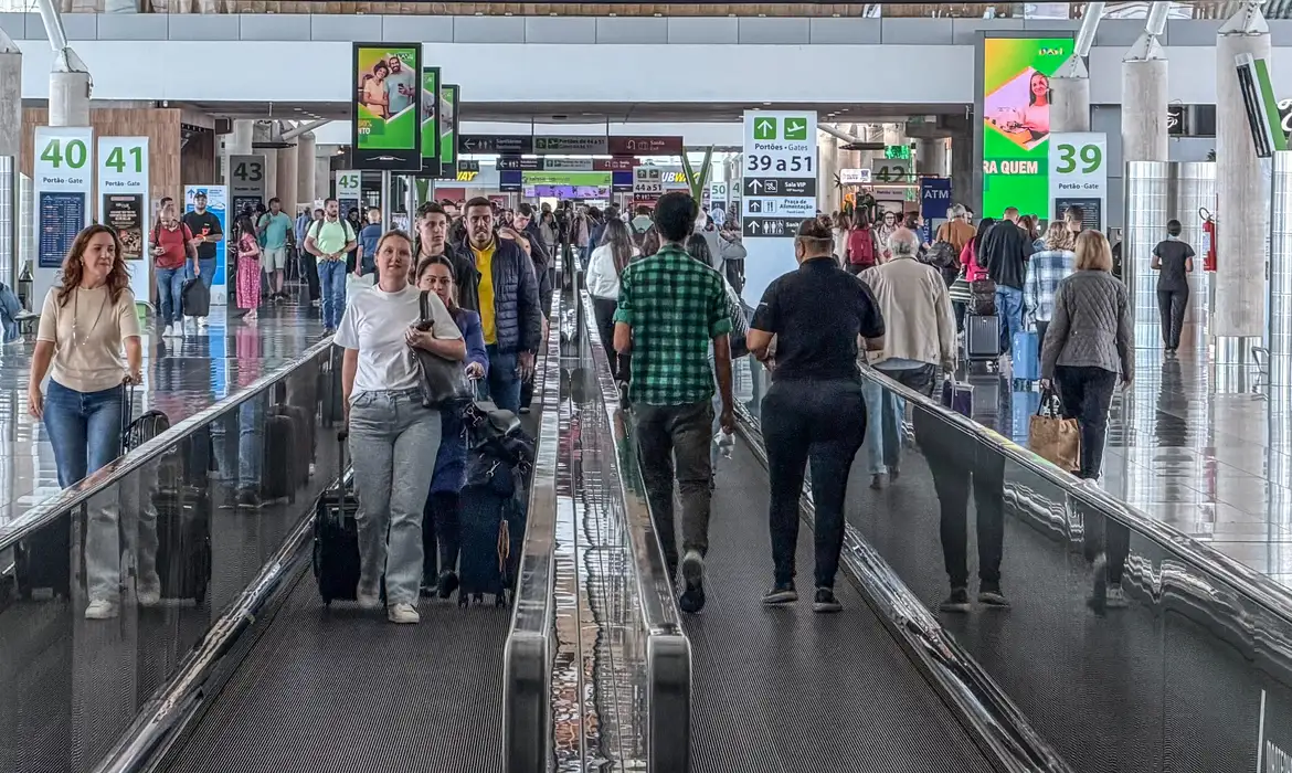 Pessoa trabalhando em uma atividade de serviços, em imagem de apoio para a notícia sobre o desempenho do setor em junho de 2026