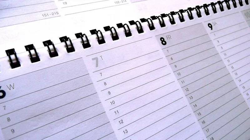 Calendário e material de escritório usados para organizar prazos de uma empresa