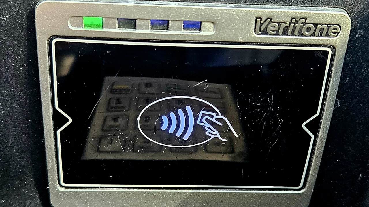 Cartão contactless aberto mostrando a antena usada no pagamento por aproximação