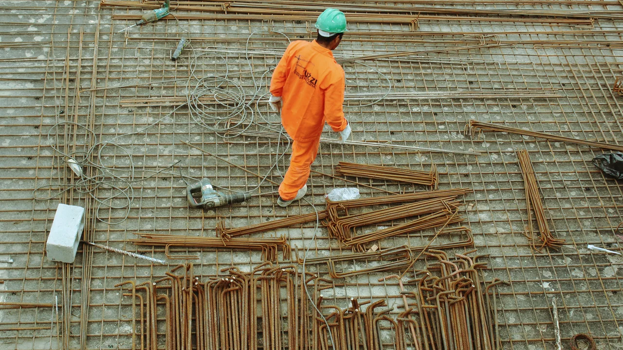 Trabalhador em atividade durante uma obra no Brasil