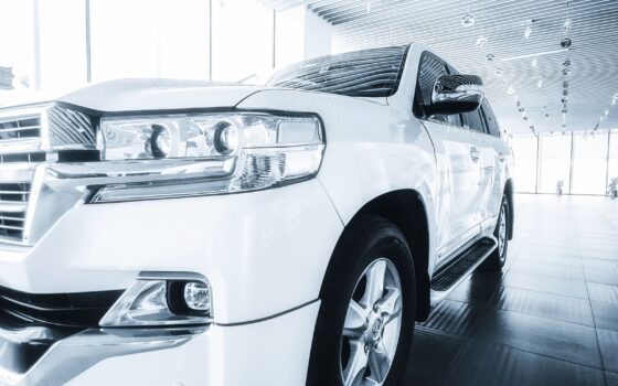 SUV branco exposto no showroom de uma concessionária