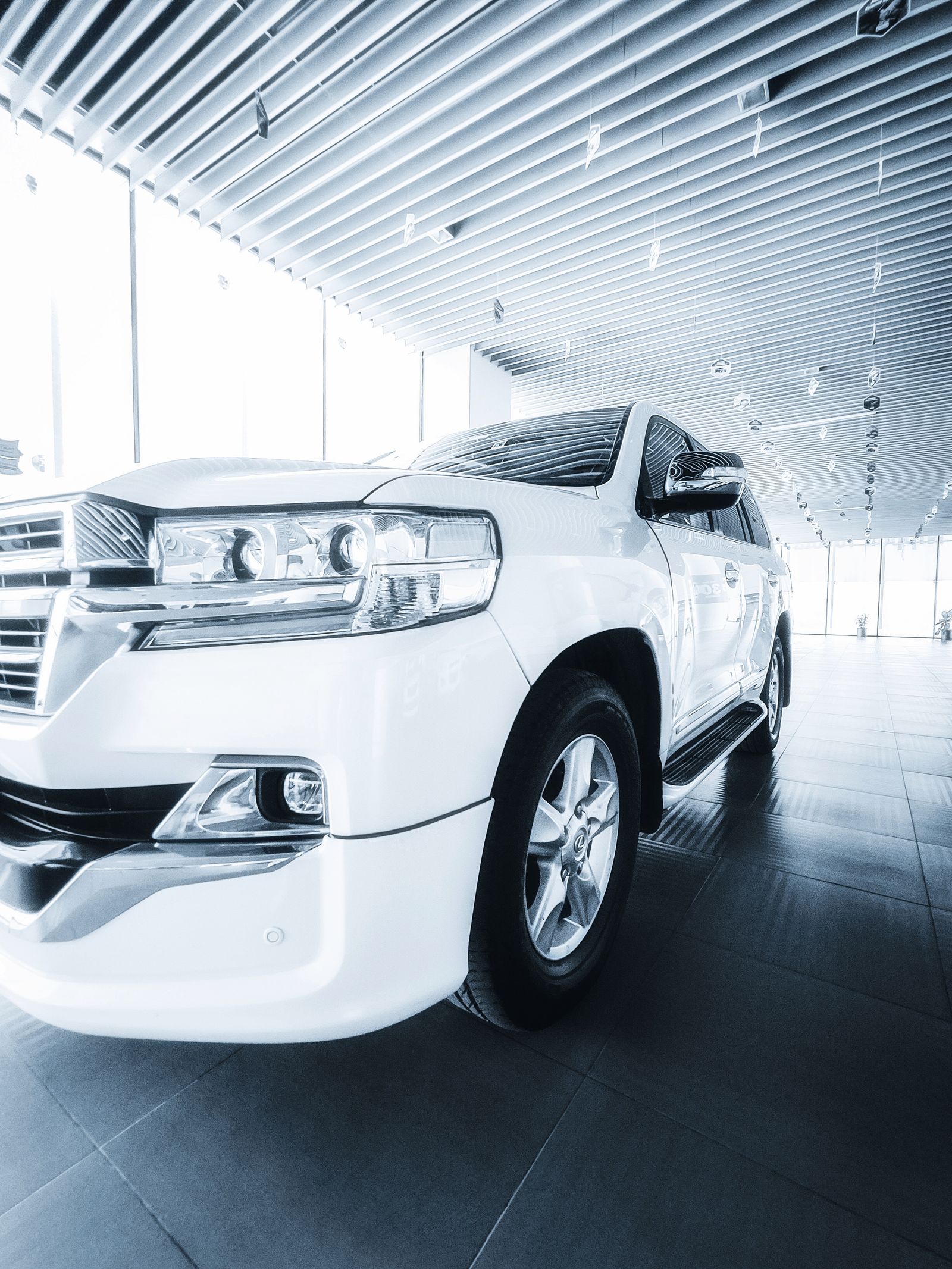 SUV branco exposto no showroom de uma concessionária