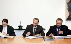 Contrato sendo assinado em uma reunião de trabalho