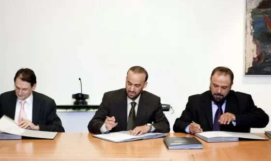 Contrato sendo assinado em uma reunião de trabalho