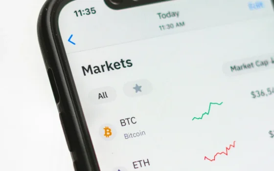 Tela de celular com cotações de Bitcoin e Ether