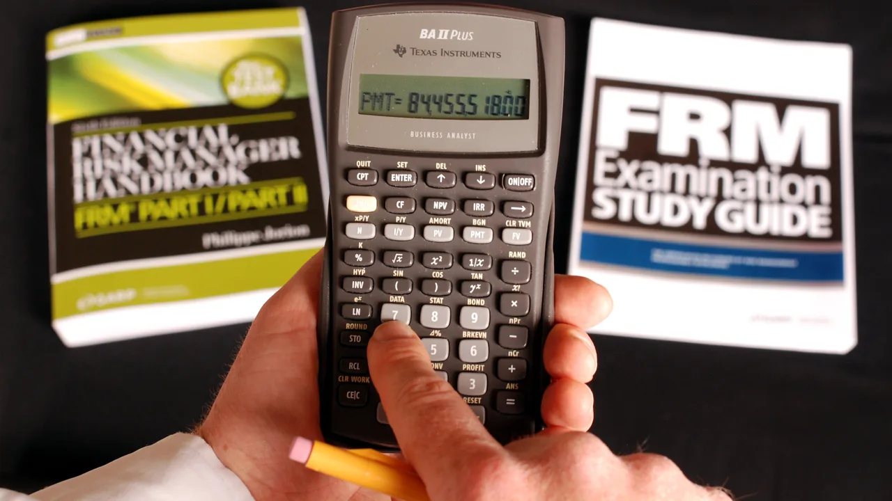 Pessoa usando calculadora financeira