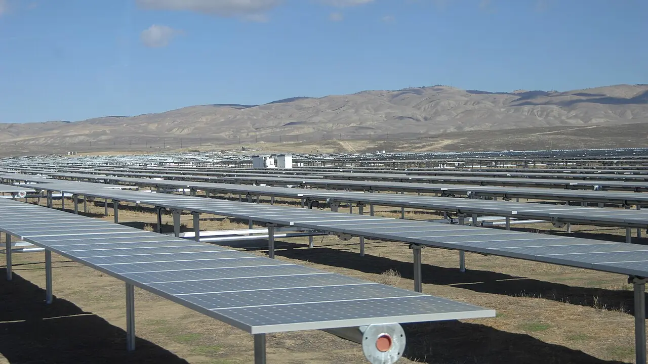 Fileiras de painéis solares em uma usina fotovoltaica