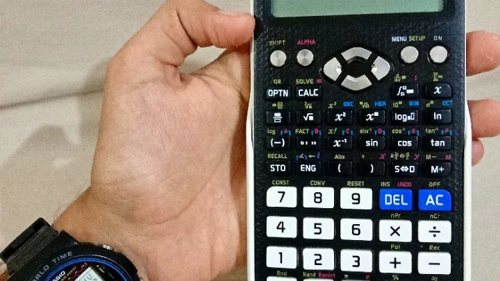Pessoa usando calculadora para planejar gastos