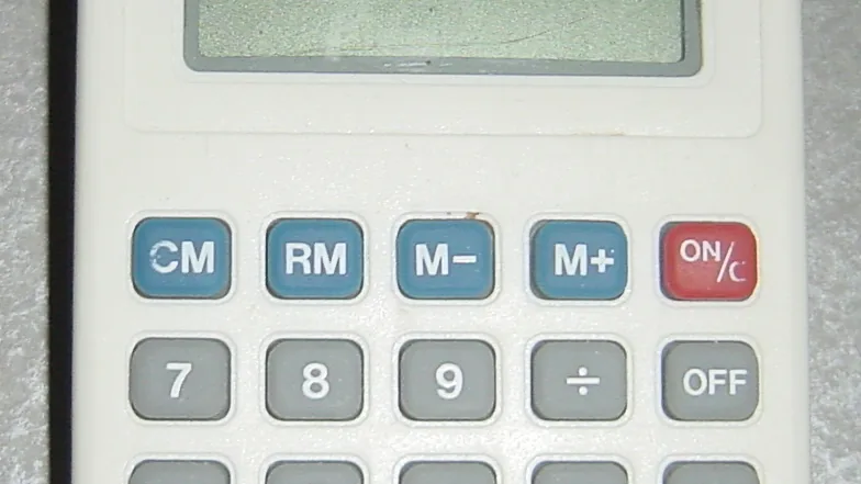Calculadora usada para conferir o custo de uma tarifa no financiamento