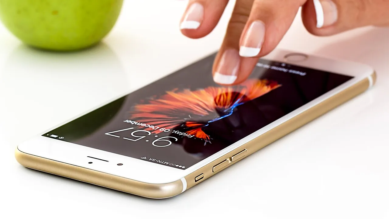 Pessoa usando um smartphone para consultar uma operação financeira
