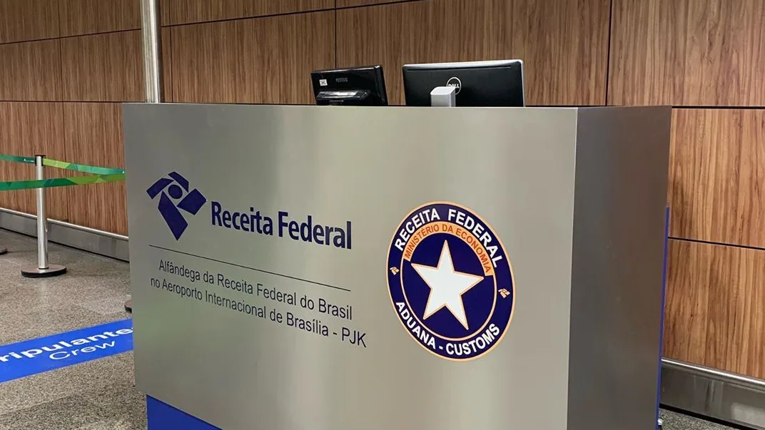 Placa da Alfândega da Receita Federal no Aeroporto Internacional de Brasília