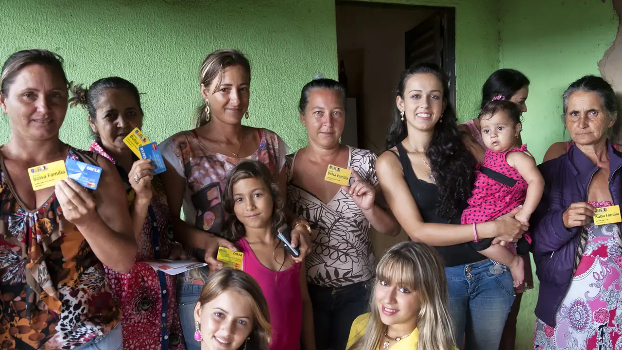 Cartão do Bolsa Família em atendimento a famílias beneficiárias