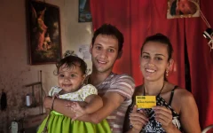 Bolsa Família: família beneficiária mostra o cartão do programa
