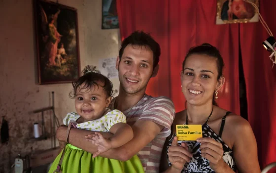 Bolsa Família: família beneficiária mostra o cartão do programa