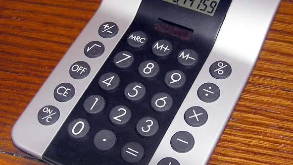 Calculadora financeira usada para conferir valores do CDB na declaração do Imposto de Renda