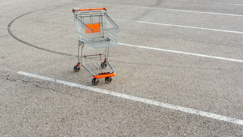 Carrinho de compras vazio simbolizando a decisão de comprar em sites internacionais