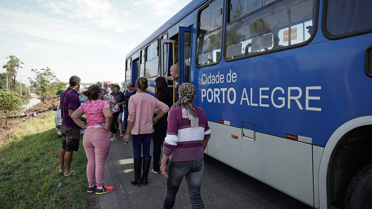 Pessoas recebendo cestas básicas em Porto Alegre