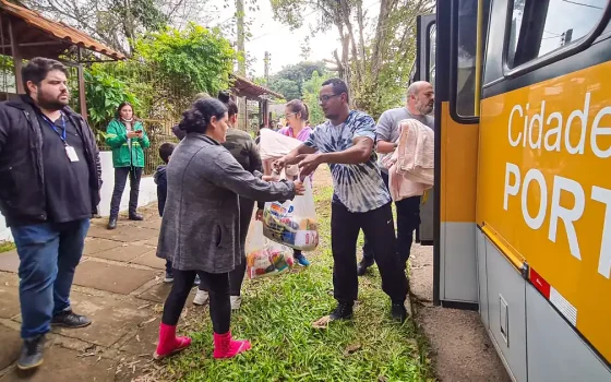 Entrega de cesta básica em ação de assistência alimentar