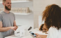 Conta digital: pessoa usando pagamento por celular em uma loja