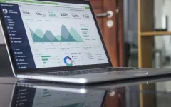 Notebook com painel de indicadores financeiros