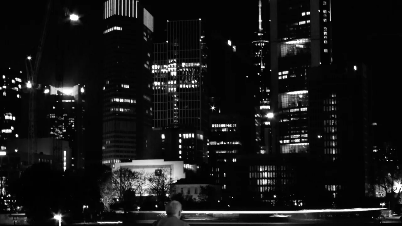 Pessoa idosa observando a cidade, imagem ilustrativa sobre acesso a benefícios sociais