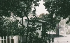 Rua residencial durante chuva forte e alagamento