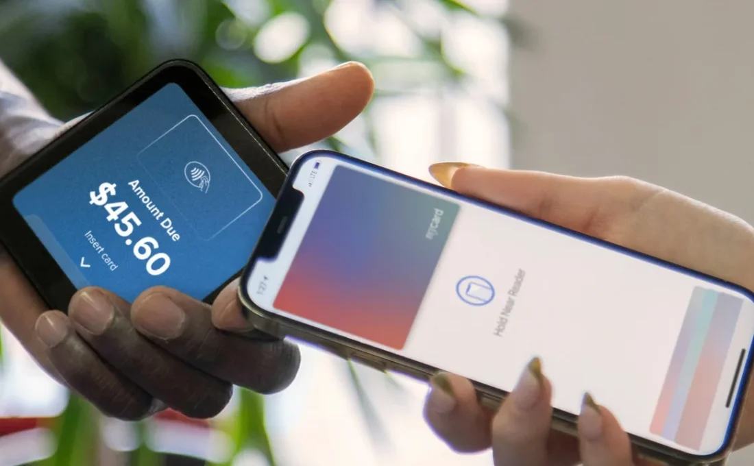 Imagem de celular em pagamento por aproximação.