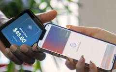 Imagem de celular em pagamento por aproximação.