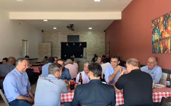 Pessoas reunidas em restaurante durante uma refeição