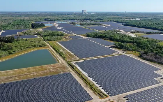 Usina solar fotovoltaica com fileiras de painéis solares