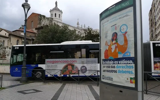 Cartaz sobre direitos de trabalhadores domésticos em uma rua