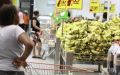 Consumidores fazem compras em supermercado, onde os preços influenciam índices de inflação