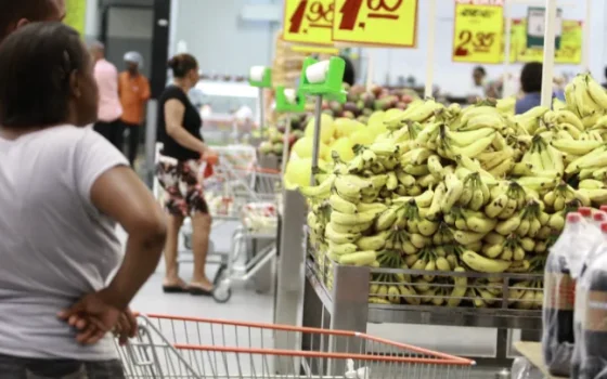Consumidores fazem compras em supermercado, onde os preços influenciam índices de inflação