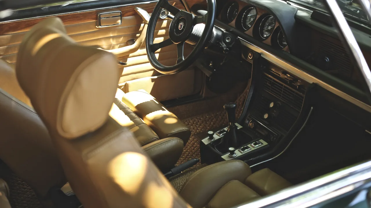 Interior de um automóvel visto pelo lado do motorista
