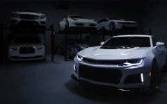 Carro branco em uma garagem com outros veículos