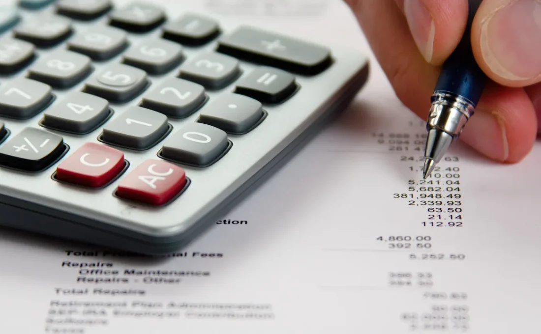 Calculadora e documentos financeiros sobre uma mesa