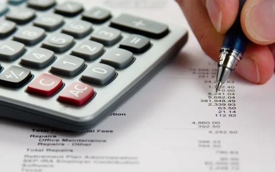 Calculadora e documentos financeiros sobre uma mesa