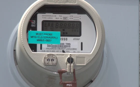 Medidor digital de energia elétrica usado para acompanhar o consumo em kWh
