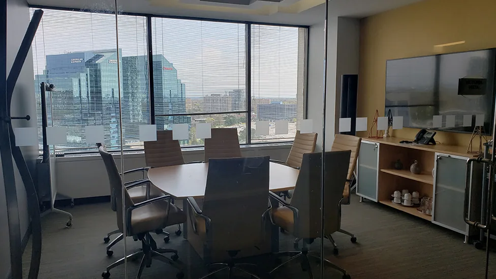 Sala de reunião de escritório relacionada a relações de trabalho