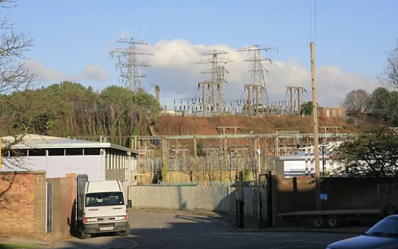 Conta de luz destacando a infraestrutura da rede elétrica