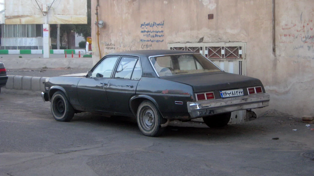 Carro estacionado, usado como referência visual para explicar o veículo dado em garantia no empréstimo.