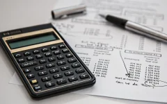 Calculadora financeira sobre uma planilha de orçamento