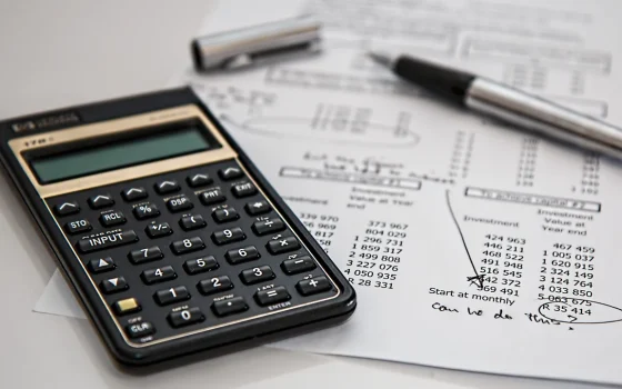 Calculadora financeira sobre uma planilha de orçamento