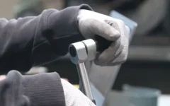Trabalhador usa uma ferramenta em oficina