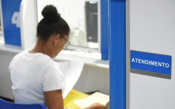 Mulher em atendimento em unidade da Previdência Social