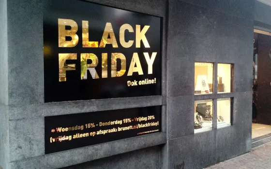 Faixa de promoção de Black Friday em uma vitrine