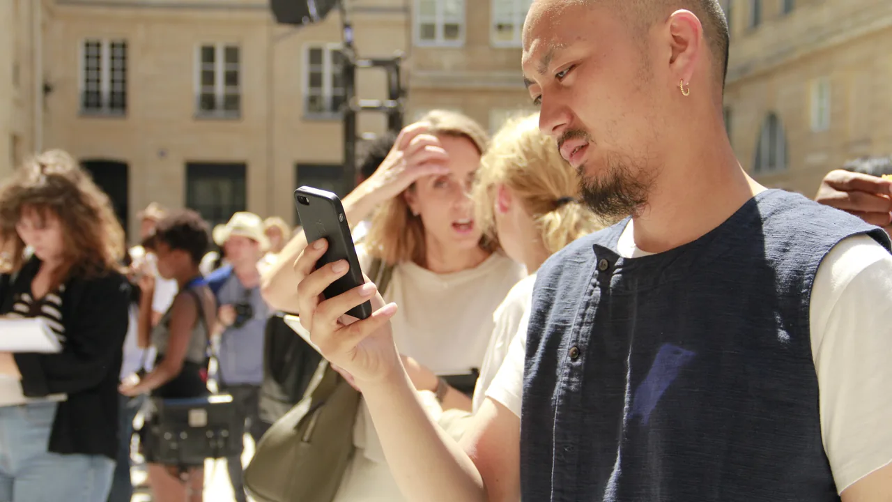 Pessoa consulta informações no celular