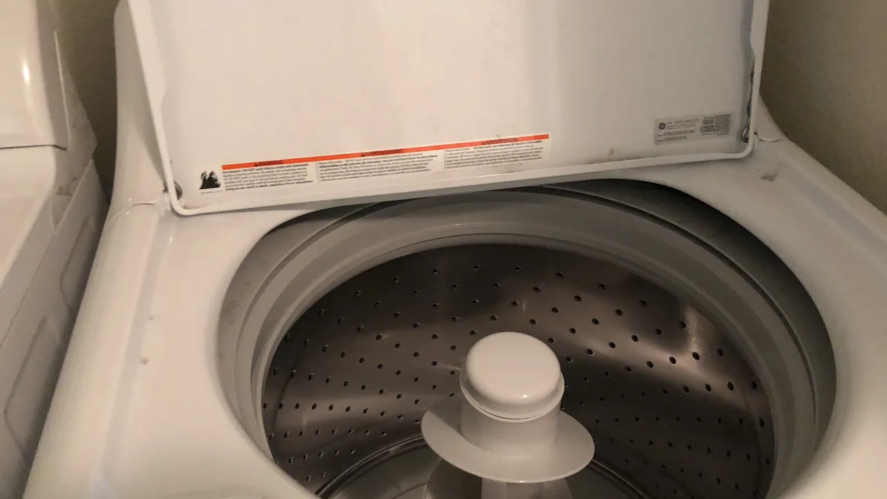 Máquina de lavar doméstica vista por dentro