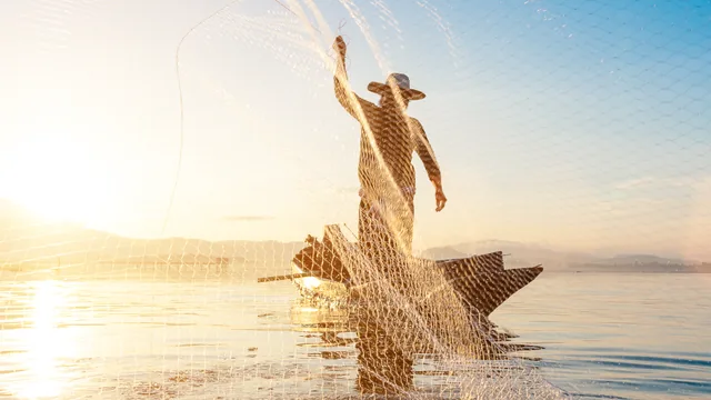 Pescador artesanal segurando rede durante a pesca